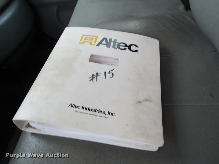 image for item DD8563 2004 International 4300 digger derrick truck