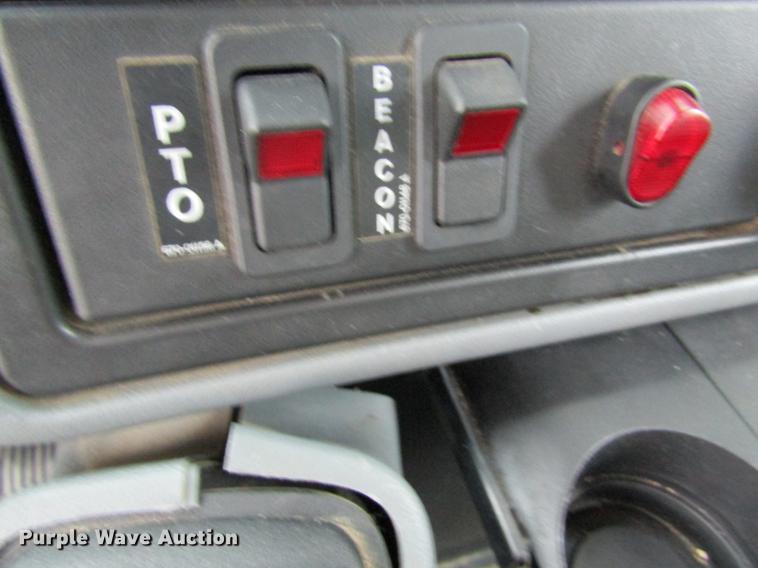 image for item DD8563 2004 International 4300 digger derrick truck