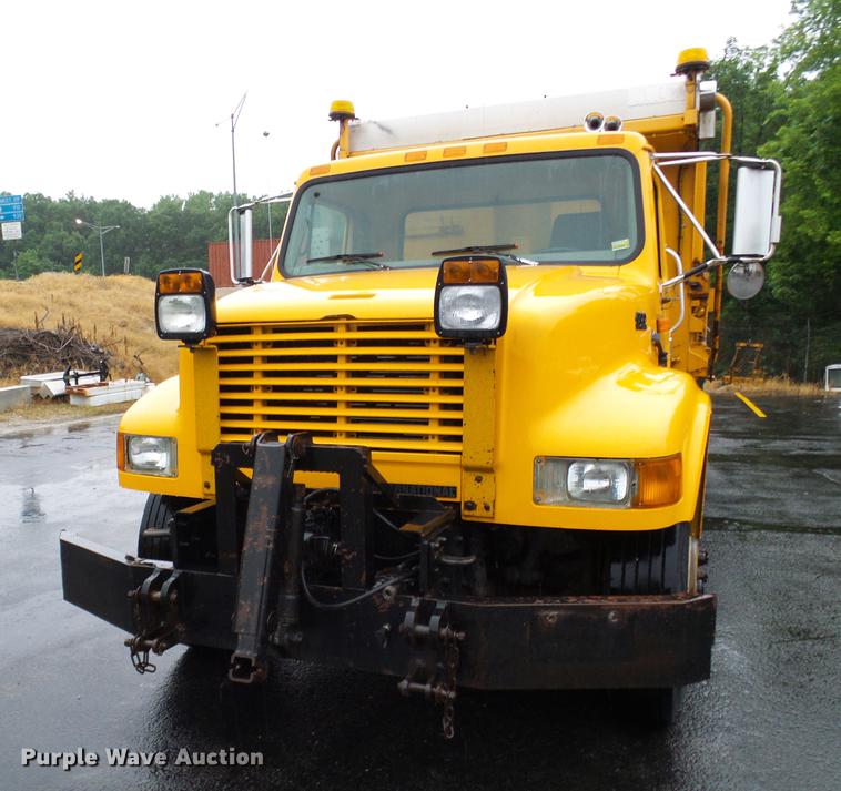image for item DD8574 2000 International 4900 dump truck