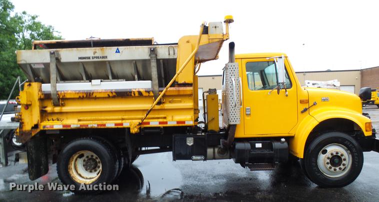 image for item DD8574 2000 International 4900 dump truck