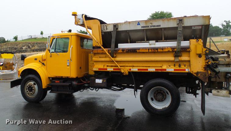 image for item DD8574 2000 International 4900 dump truck