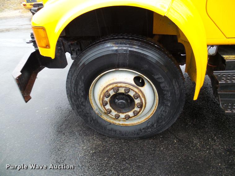 image for item DD8574 2000 International 4900 dump truck