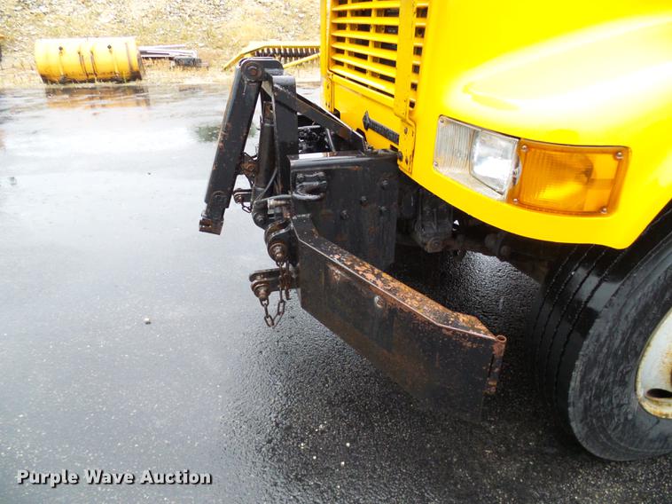 image for item DD8574 2000 International 4900 dump truck