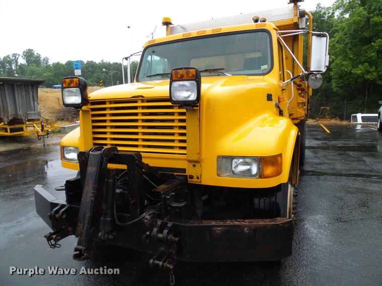 image for item DD8574 2000 International 4900 dump truck