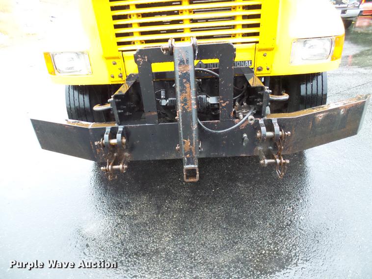 image for item DD8574 2000 International 4900 dump truck