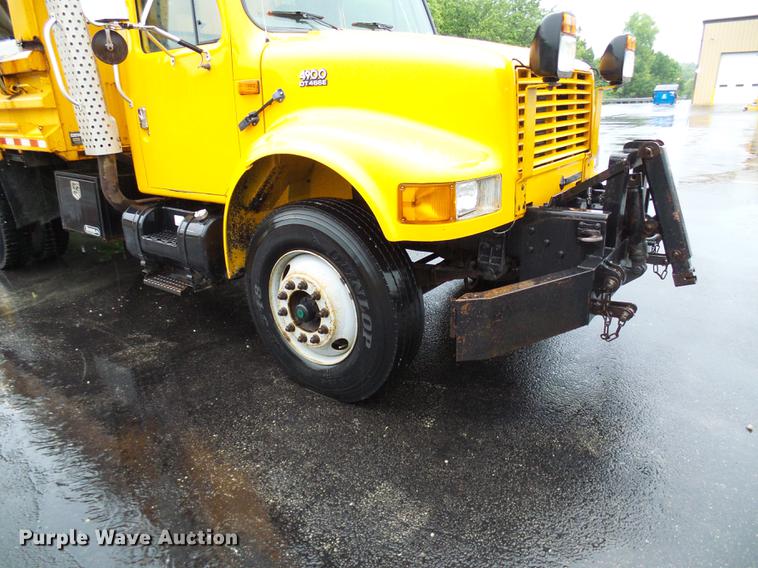 image for item DD8574 2000 International 4900 dump truck
