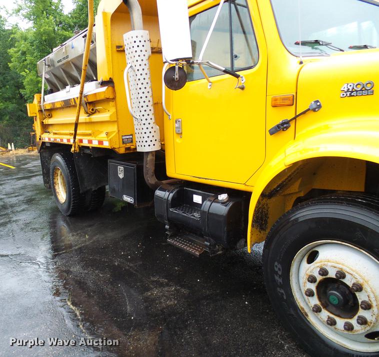 image for item DD8574 2000 International 4900 dump truck