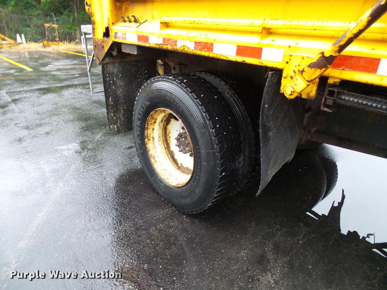 image for item DD8574 2000 International 4900 dump truck