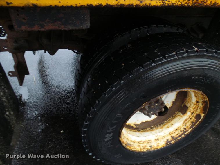 image for item DD8574 2000 International 4900 dump truck