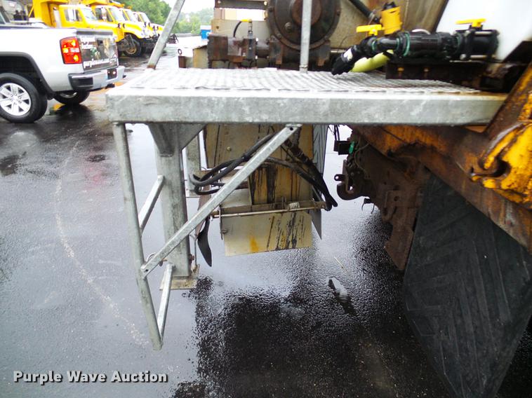 image for item DD8574 2000 International 4900 dump truck