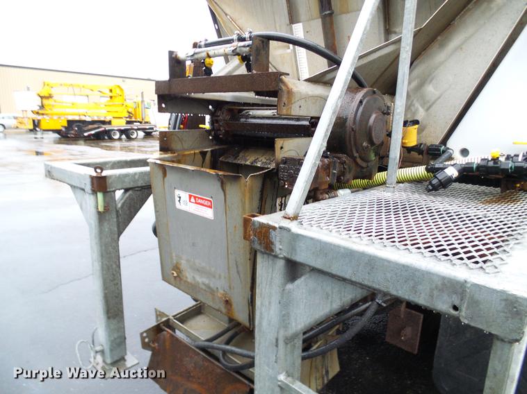 image for item DD8574 2000 International 4900 dump truck