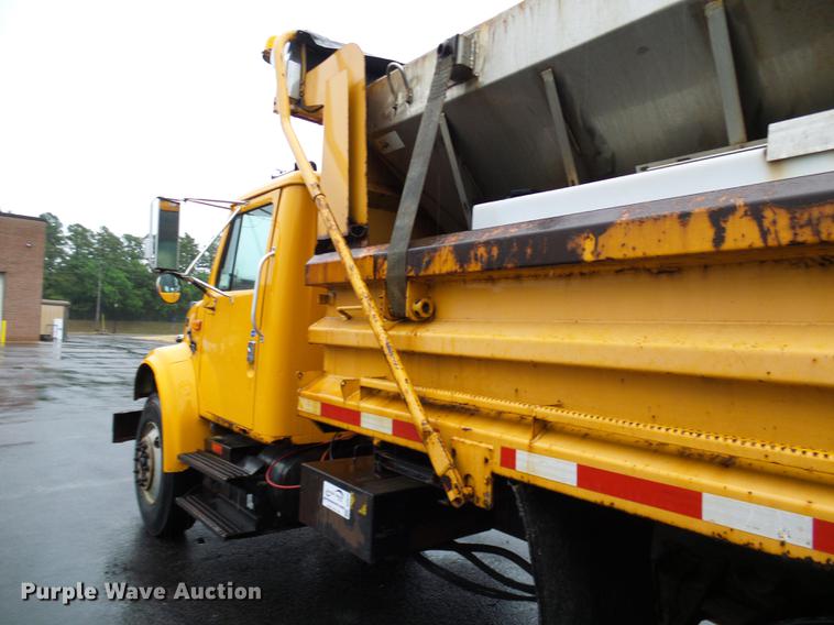 image for item DD8574 2000 International 4900 dump truck