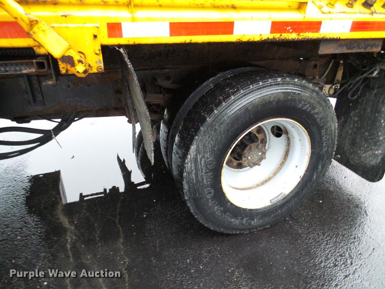 image for item DD8574 2000 International 4900 dump truck