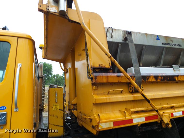 image for item DD8574 2000 International 4900 dump truck