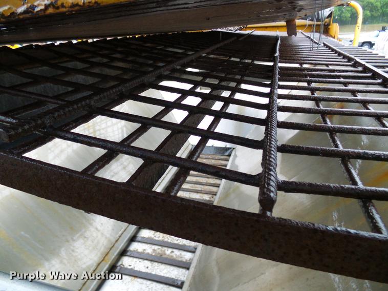 image for item DD8574 2000 International 4900 dump truck