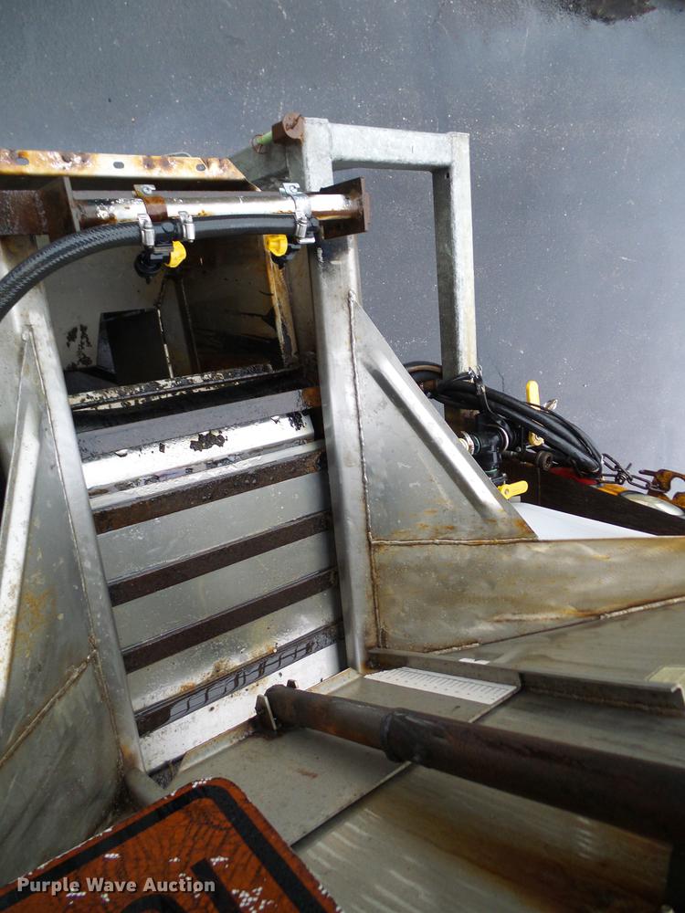 image for item DD8574 2000 International 4900 dump truck