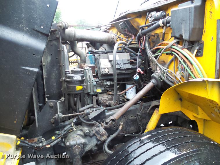 image for item DD8574 2000 International 4900 dump truck