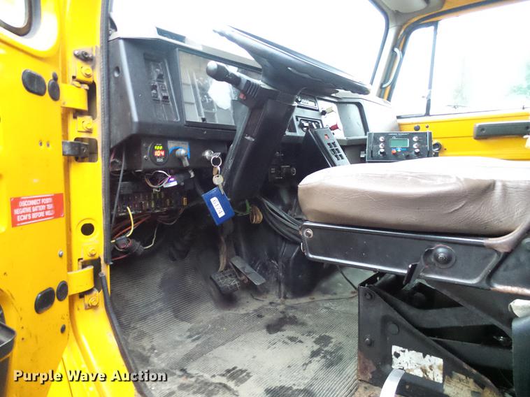 image for item DD8574 2000 International 4900 dump truck