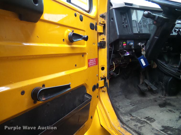 image for item DD8574 2000 International 4900 dump truck