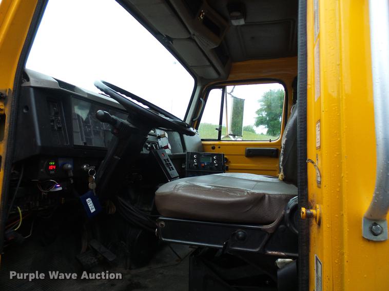 image for item DD8574 2000 International 4900 dump truck