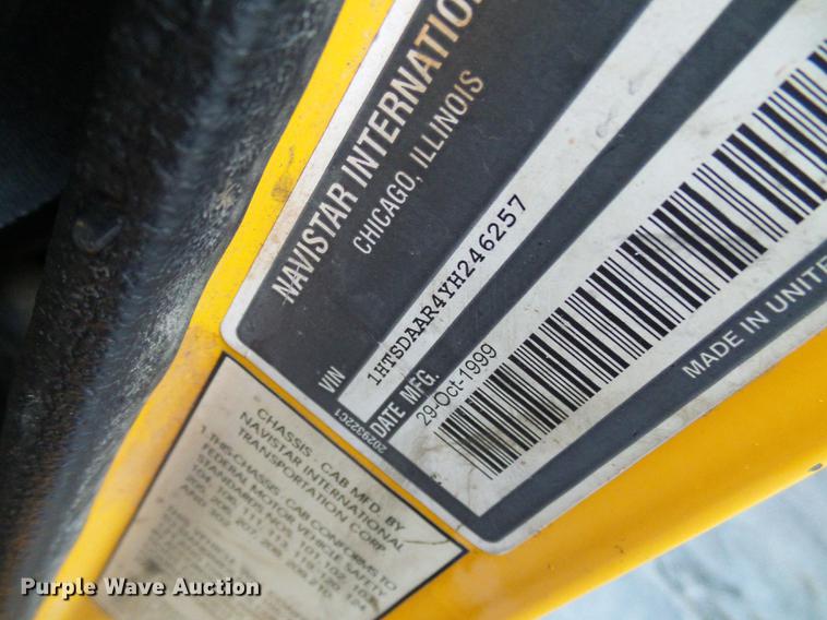 image for item DD8574 2000 International 4900 dump truck