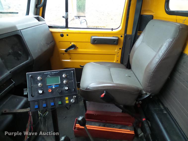 image for item DD8574 2000 International 4900 dump truck