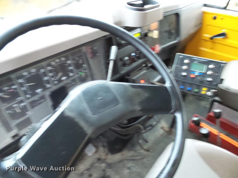 image for item DD8574 2000 International 4900 dump truck