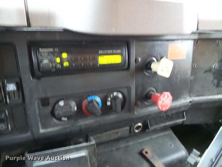 image for item DD8574 2000 International 4900 dump truck