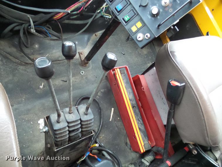 image for item DD8574 2000 International 4900 dump truck