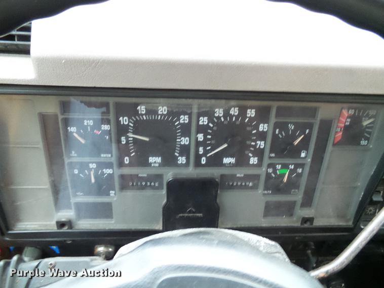 image for item DD8574 2000 International 4900 dump truck