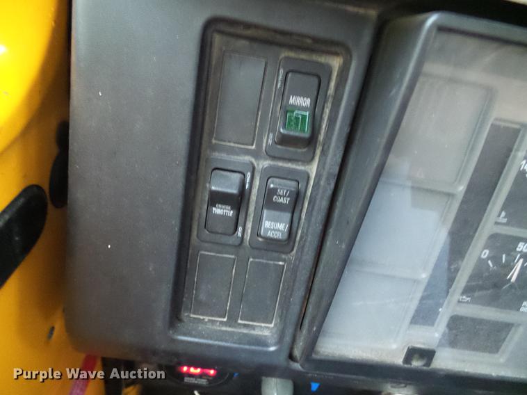 image for item DD8574 2000 International 4900 dump truck