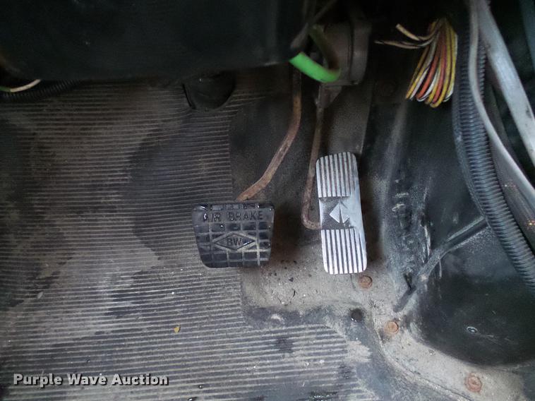 image for item DD8574 2000 International 4900 dump truck