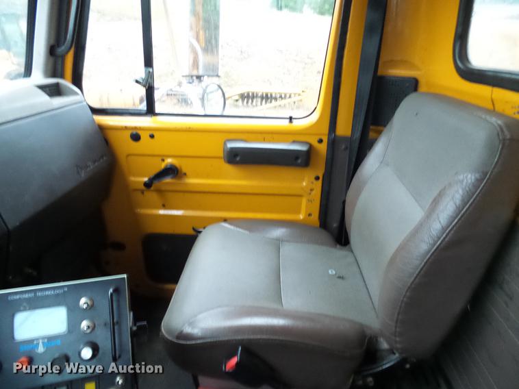 image for item DD8574 2000 International 4900 dump truck