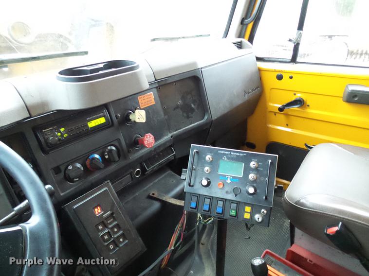 image for item DD8574 2000 International 4900 dump truck