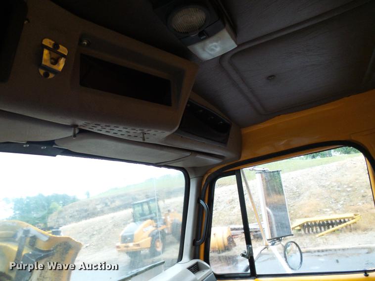 image for item DD8574 2000 International 4900 dump truck