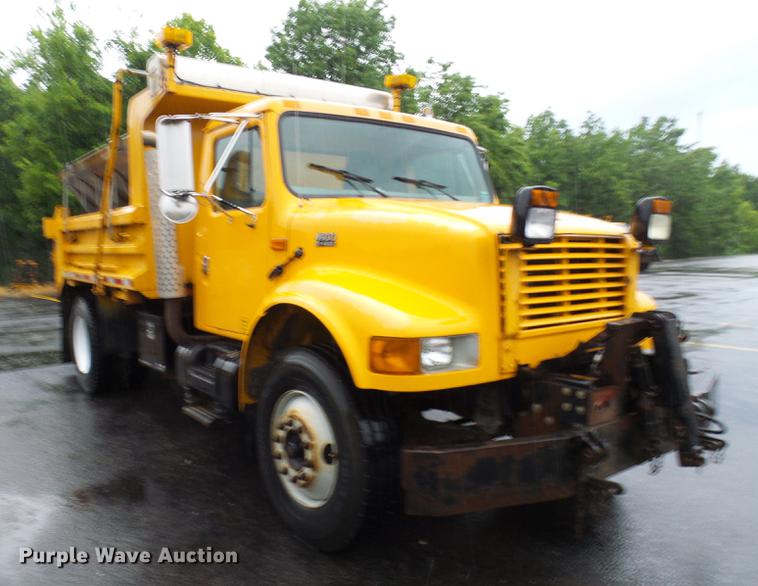 image for item DD8575 2001 International 4900 dump truck