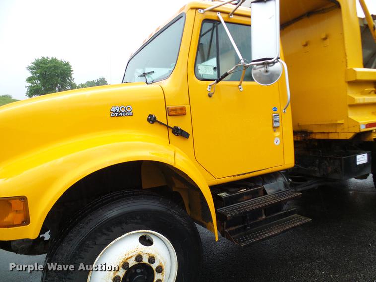image for item DD8575 2001 International 4900 dump truck