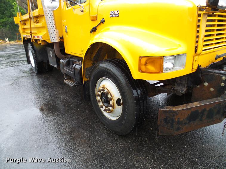 image for item DD8575 2001 International 4900 dump truck