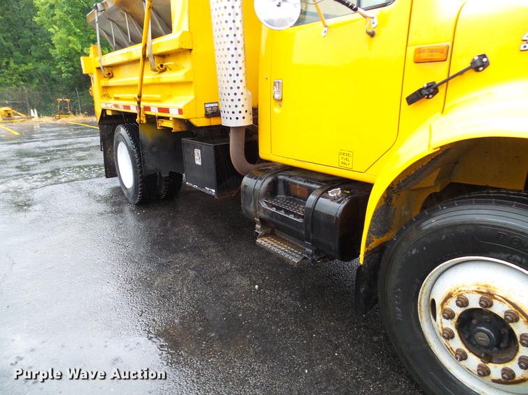 image for item DD8575 2001 International 4900 dump truck