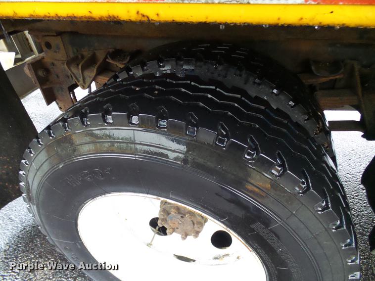 image for item DD8575 2001 International 4900 dump truck