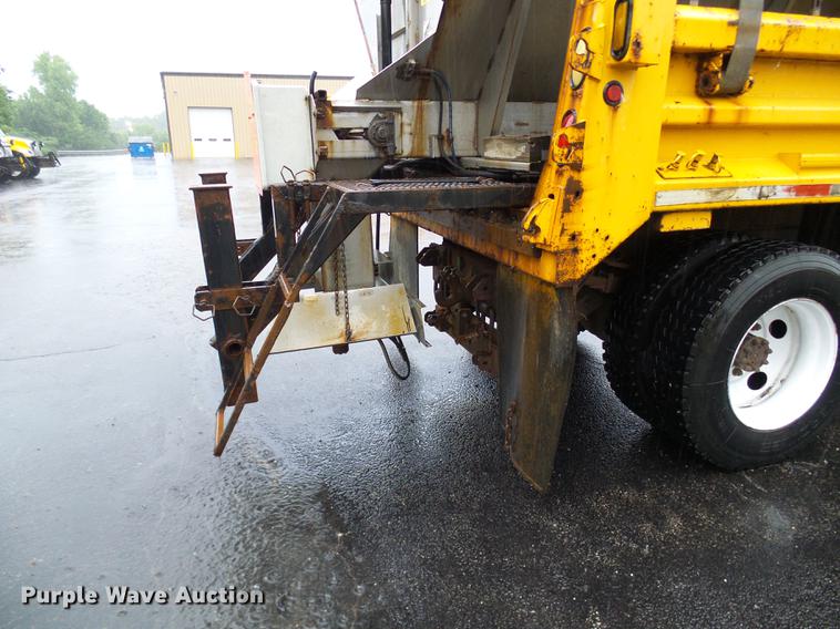 image for item DD8575 2001 International 4900 dump truck