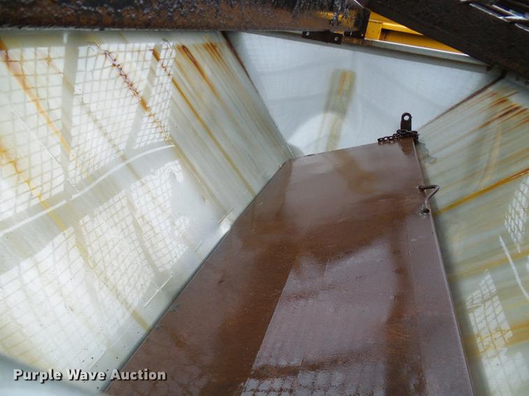 image for item DD8575 2001 International 4900 dump truck