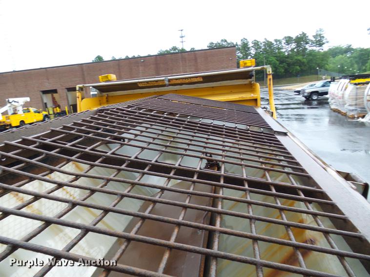 image for item DD8575 2001 International 4900 dump truck