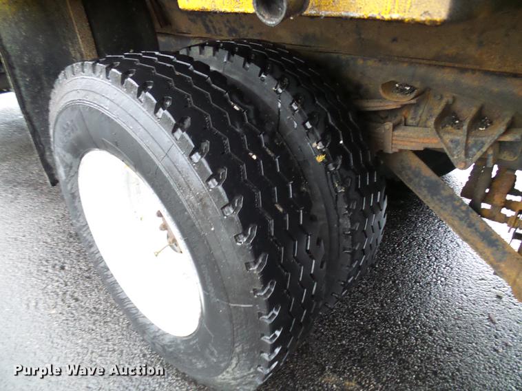 image for item DD8575 2001 International 4900 dump truck