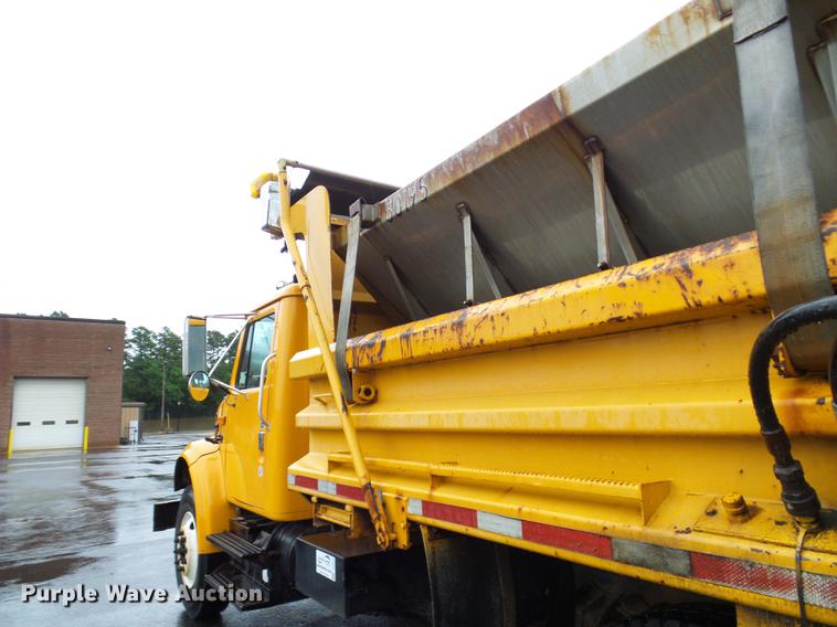 image for item DD8575 2001 International 4900 dump truck