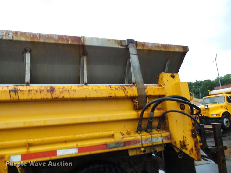 image for item DD8575 2001 International 4900 dump truck