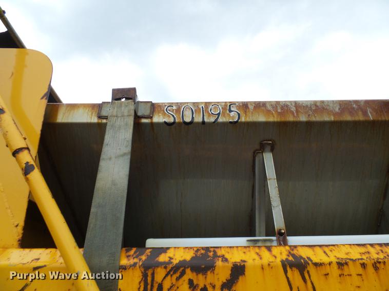 image for item DD8575 2001 International 4900 dump truck