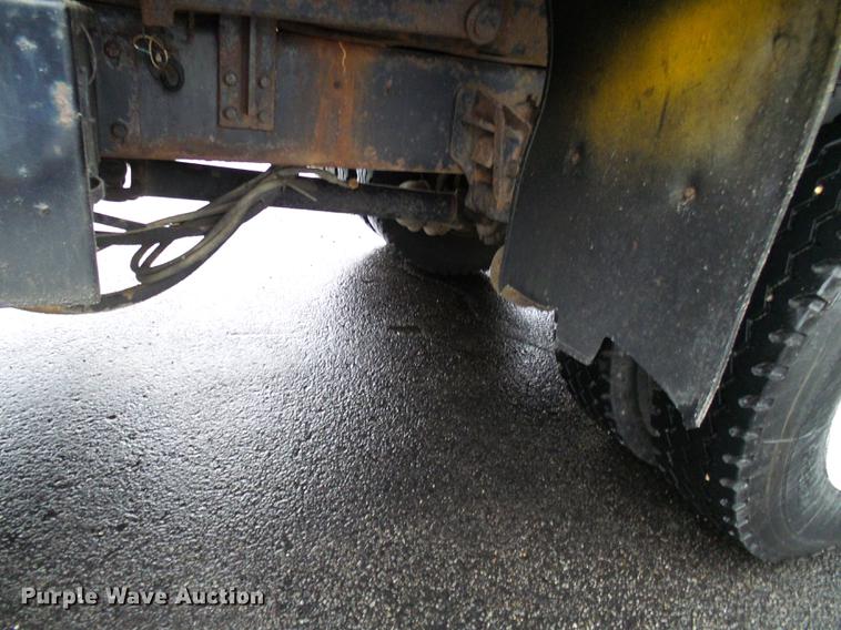 image for item DD8575 2001 International 4900 dump truck