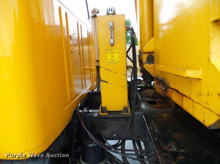 image for item DD8575 2001 International 4900 dump truck