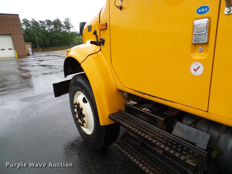 image for item DD8575 2001 International 4900 dump truck